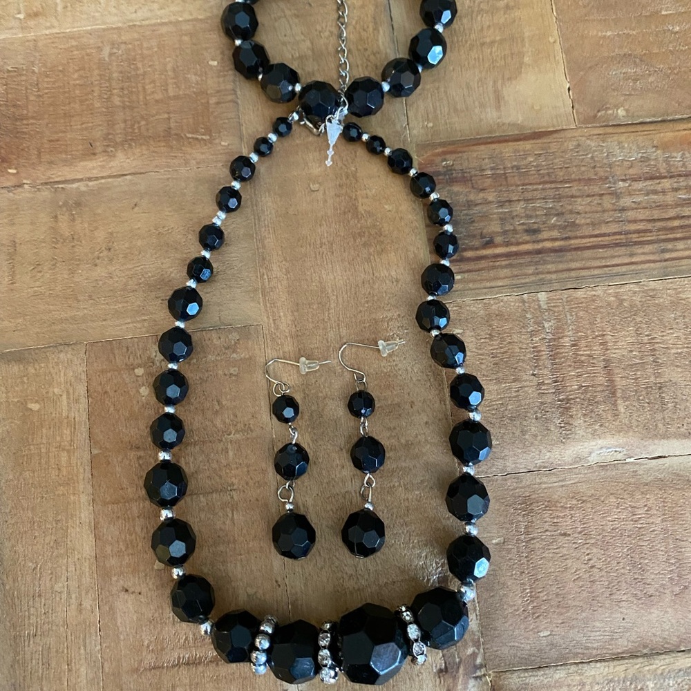 Beaded necklace :bracelet: earring set NWT